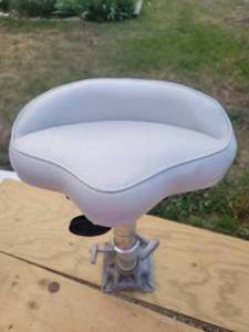 lot 32 image: Boat Seat & Pedestal