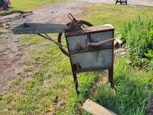 lot 18 image: Vintage Corn Sheller (Quite Unique) By Bradley