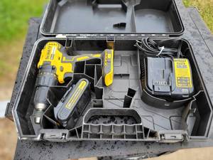 lot 3 image: DeWalt DCD 777 Cordless Drill DriverBatteryCharger
