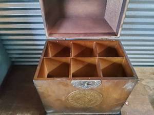 lot 105 image: Wood wine box carrier
