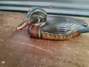 lot 108 image: Sm. Duck decoy, wood