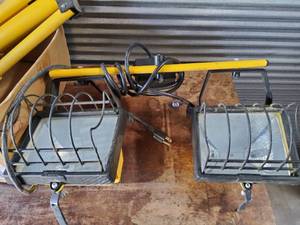 lot 174 image: Halogen dual work light with tripod stand