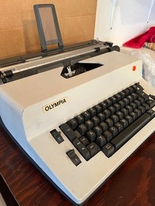 lot 5 image: Type writer
