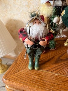 lot 92 image: Santa figures  qty 7