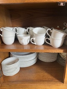 lot 83 image: 12 pc setting Dinnerware (very nice)