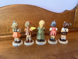 lot 22 image: 5pc Goebel  figures
