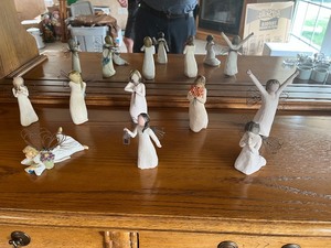 lot 75 image: Willow Tree Figures