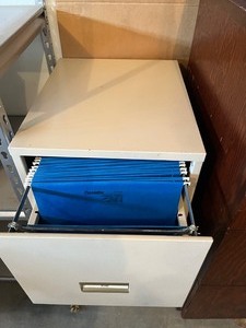 lot 6 image: 2 Drawer file cabinet