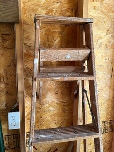lot 26 image: 6 step wood step ladder