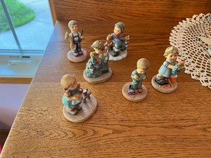 lot 17 image: Goebel figurines 6 items china