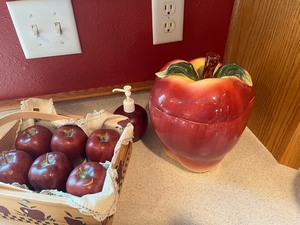 lot 65 image: Apple Decor
