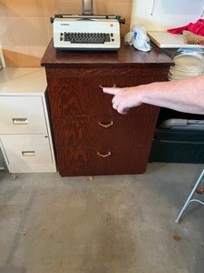 lot 4 image: 3 drawer dresser