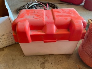 lot 43 image: Battery charger and heater and battery box