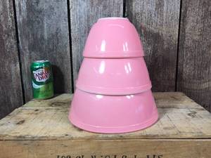 lot 70 image: Vintage 3pc Pyrex Pink Flamingo Mixing Bowls