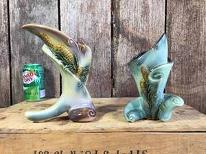 lot 72 image: 2 Vintage Hull Pottery Vases - Parchment Pine