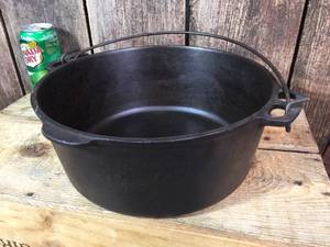 lot 90 image: Wagner Ware 1268S Cast Iron Dutch Oven