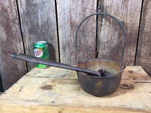 lot 92 image: Vintage Chicago Spec Cast Iron 6 Smelting Pot