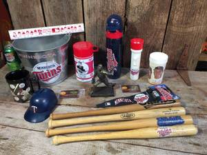lot 103 image: Minnesota Twins Advertiser  - Souvenir - Collector Items