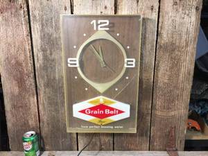 lot 108 image: Vintage Grain Belt Showcase Light-Up Beer Clock
