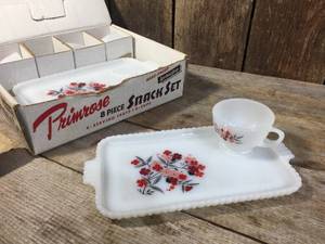 lot 126 image: Vintage Anchorglass Primrose 8pc Snack Set