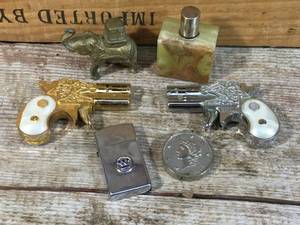lot 142 image: 6 Vintage Novelty Pocket Lighters