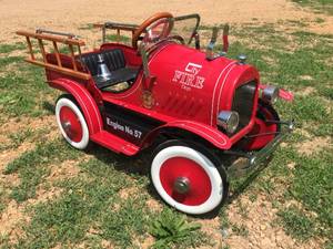 lot 2 image: Antique-Look Fire Chief Pedal Car