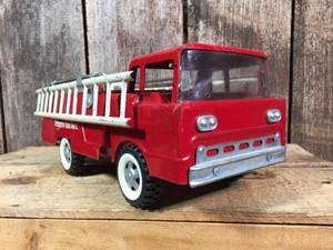 lot 3 image: Vintage Structo Fire Dept. Pressed Steel Truck