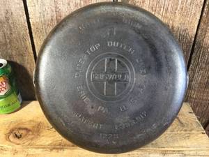 lot 157 image: Vintage Griswold Cast Iron 8 Tite-Top Dutch Oven