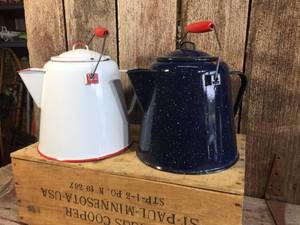 lot 161 image: 2 Vintage EnamelwareGraniteware Coffee - Range - Cowboy Pots