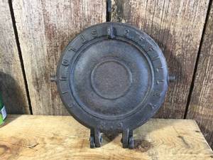 lot 159 image: Vintage Cast IRON G.F. Giles Filley Waffle Iron Part