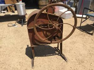 lot 181 image: Antique McCormick Deering - IH Corn Shucker