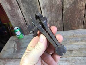 lot 183 image: Antique Small Vise