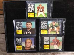 lot 224 image: 5 Vintage Topps Football Collector Cards - 1962