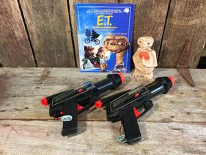 lot 237 image: Vintage ET Figure - 2 Sonic Fazers