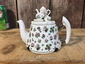 lot 239 image: Vintage Portmeirion - Made in England Teapot