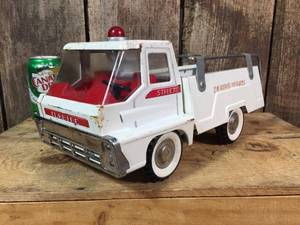 lot 4 image: Vintage Structo 24 Hour Service Pressed Steel Truck