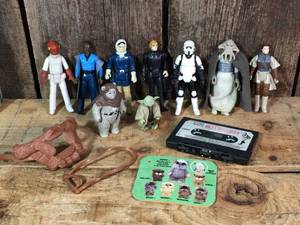 lot 11 image: Vintage 1980s Star Wars Action Figures