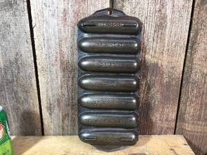 lot 19 image: Vintage Griswold Cast IRON Crispy Corn Stick Pan - Near Perfect