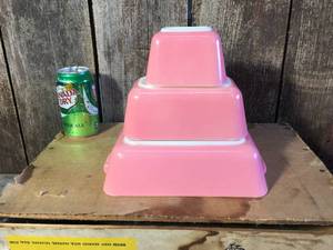 lot 71 image: Vintage 3pc Pyrex Pink Flamingo Refrigerator Dishes