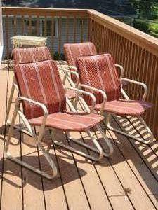 lot 27 image: Striking Vintage Deck Chairs by Samsonite