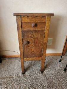 lot 20 image: Antique Arts & Crafts Mission Side Table