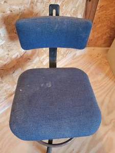 lot 44 image: Industrial Rolling Shop Chair