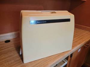 lot 4 image: Kenmore 385 22 Stitch