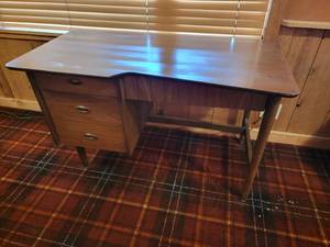 lot 1 image: Hooker Furniture Mid-Century Desk