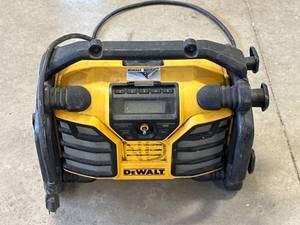 lot 25 image: DeWalt DCR015 Radio