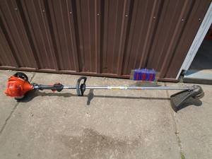 lot 102 image: Echo 2 cycle weed trimmer. Lightly used. Tested & works. As shown.