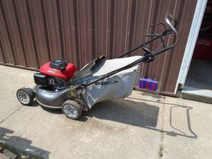 lot 105 image: Honda push mower with bag. Nice used condition. Tested & works. As shown.