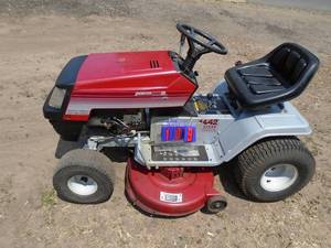 lot 109 image: Signature 2000 riding mower. 14 hp 42 deck 7 speed. Used condition. Tested & works. Needs battery. As shown.