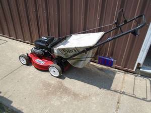 lot 111 image: Toro self propelled recycler with bag. Used condition. Tested & works. As shown.