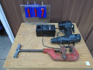lot 117 image: Pipe cutter & 18 volt cordless drill. Drill turned but needs a charge. As shown.